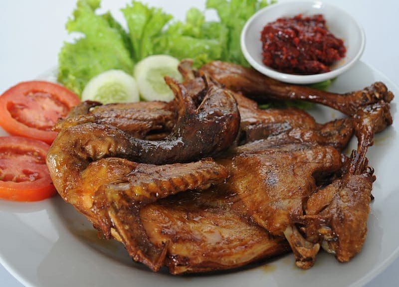 Ayam Goreng Legendaris di Jantung Cilacap: Kedai Bluemoon yang Menyatu dengan Warga